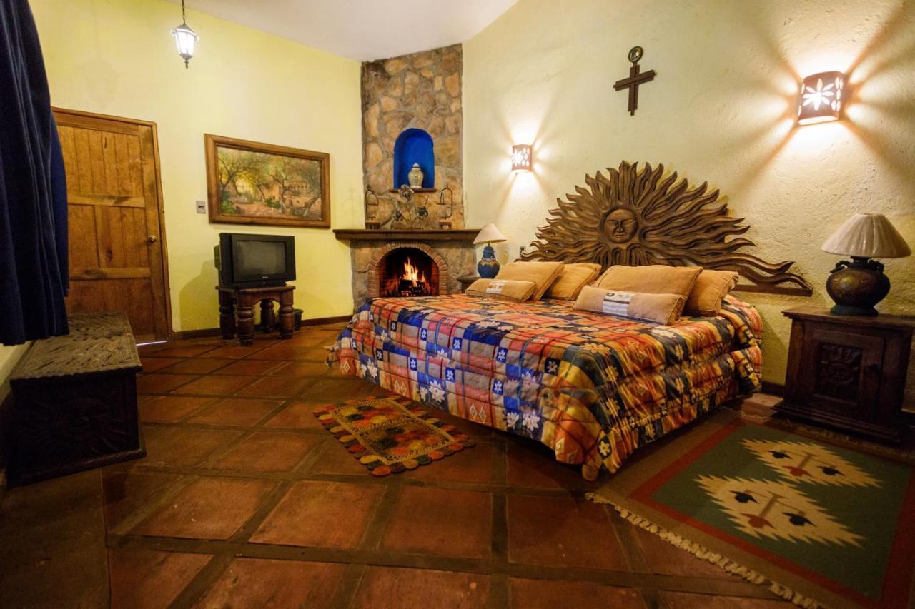 Lago Sol Hotel & Suites Tzintzuntzan Exterior photo